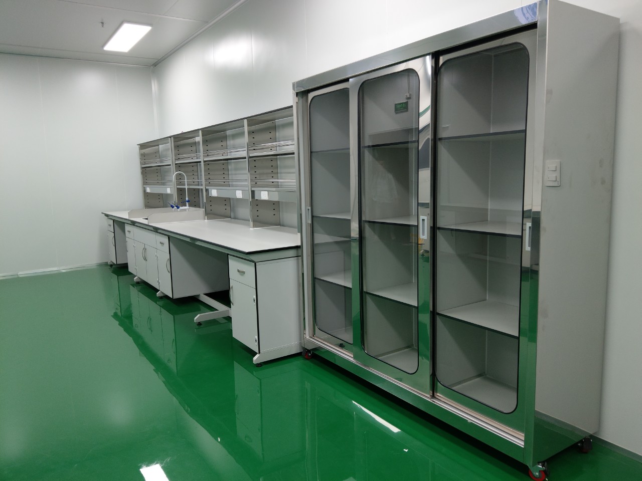 Bàn thí nghiệm áp tường TSE